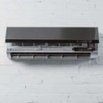 Filtr HEPA to filtr powietrza, który skutecznie wychwytuje drobne cząstki, w tym kurz, pyłki, bakterie i wirusy. Jego gęsta struktura pozwala zatrzymywać nawet najmniejsze zanieczyszczenia, zapewniając czyste i bezpieczne powietrze w domach, biurach, szpitalach czy laboratoriach. Filtry HEPA dzieli się na klasy o różnej skuteczności, od standardowych H100H12 po bardzo dokładne H130H14 i ULPA. Aby zachować ich efektywność, konieczna jest regularna kontrola i wymiana zgodnie z zaleceniami producenta. Połączenie filtra HEPA z filtrami wstępnymi, np. G4 lub F7, zwiększa trwałość systemu i poprawia jakość powietrza w pomieszczeniach. Jak działa filtr HEPA? Filtr HEPA zbudowany jest z gęstej włókniny szklanej lub syntetycznej, ułożonej w losowe maty o bardzo małych porach. Struktura ta pozwala na wychwytywanie cząstek o różnej wielkości - od kurzu, pyłków roślin, zarodników pleśni, po drobne pyły PM2.5 i PM1, które mogą przedostawać się do dróg oddechowych i wywoływać problemy zdrowotne. Skuteczność filtra HEPA w zatrzymywaniu cząstek o średnicy 0,3 mikrometra wynosi minimum 99,97%, co sprawia, że jest to filtr stosowany w miejscach wymagających najwyższego poziomu oczyszczania powietrza, takich jak szpitale, laboratoria czy pomieszczenia czyste w przemyśle elektronicznym. Zastosowanie filtrów HEPA Filtry HEPA stosuje się w wielu urządzeniach i systemach, dzięki swojej wysokiej skuteczności. W domach stosuje się je w oczyszczaczach powietrza, odkurzaczach z systemem filtracji wielostopniowej oraz w systemach wentylacyjnych i rekuperacyjnych. W środowisku przemysłowym i medycznym filtry HEPA używane są w systemach klimatyzacyjnych, pomieszczeniach czystych oraz w respiratorach, co pozwala na eliminację pyłów, wirusów i bakterii z powietrza. Rodzaje filtrów HEPA Filtry HEPA dzieli się na kilka klas, które różnią się skutecznością filtracji. Wyróżnia się m.in.: HEPA H10-H12 - filtry o skuteczności od 85% do 99,5%, stosowane w systemach wentylacyjnych i domowych oczyszczaczach, HEPA H13-H14 - filtry bardzo dokładne, o skuteczności 99,95–99,995%, wykorzystywane w szpitalach, laboratoriach i czystych pomieszczeniach przemysłowych, ULPA (Ultra-Low Penetration Air) - filtry najwyższej klasy, zatrzymujące ponad 99,999% cząstek, stosowane w specjalistycznych laboratoriach i sektorze elektronicznym. Jak dbać o filtr HEPA? Aby filtr HEPA zachował swoją skuteczność, konieczna jest jego regularna kontrola i wymiana zgodnie z zaleceniami producenta. W przypadku oczyszczaczy powietrza domowego najczęściej filtry wymienia się co 6-12 miesięcy, w zależności od jakości powietrza w otoczeniu i intensywności użytkowania urządzenia. Należy pamiętać, że filtry HEPA nie nadają się do mycia wodą ani odkurzania, ponieważ może to uszkodzić włókninę i obniżyć skuteczność filtracji. Gdzie można zamówić filtr HEPA? Filtry HEPA można zamówić w sklepach internetowych i specjalistycznych punktach zajmujących się wyposażeniem systemów wentylacyjnych. Jednym z takich miejsc jest marss.pl, oferujący szeroki wybór filtrów HEPA do różnych urządzeń i systemów. Dzięki temu można dobrać filtr odpowiedni do rekuperatora, oczyszczacza powietrza czy odkurzacza. Podsumowanie Filtr HEPA to filtr powietrza o bardzo wysokiej skuteczności, który usuwa kurz, pyłki, alergeny, bakterie i wirusy. Dzięki gęstej włókninie wychwytuje nawet najmniejsze cząstki, poprawiając jakość powietrza w mieszkaniach, biurach czy placówkach medycznych. Występuje w różnych klasach filtracji, od standardowych H10-H12 po zaawansowane H13-H14 i ULPA. Aby działał prawidłowo, należy go regularnie kontrolować i wymieniać, najlepiej łącząc z filtrami wstępnymi G4 lub F7. Filtry HEPA można wygodnie zamówić na stronie marss.pl, dobierając je do konkretnego urządzenia.