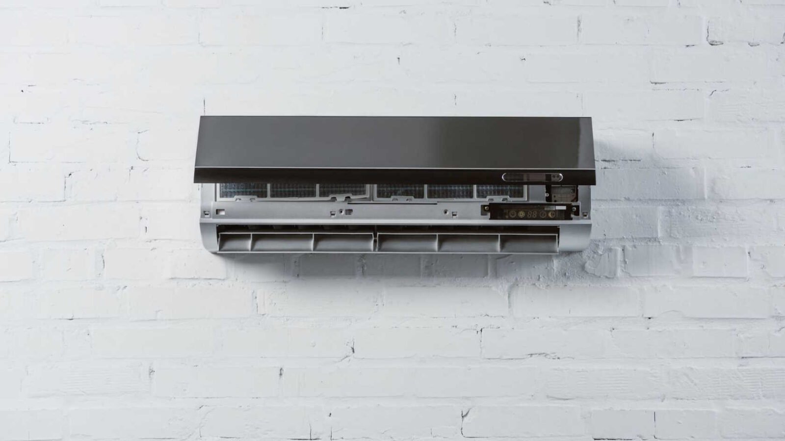 Filtr HEPA to filtr powietrza, który skutecznie wychwytuje drobne cząstki, w tym kurz, pyłki, bakterie i wirusy. Jego gęsta struktura pozwala zatrzymywać nawet najmniejsze zanieczyszczenia, zapewniając czyste i bezpieczne powietrze w domach, biurach, szpitalach czy laboratoriach. Filtry HEPA dzieli się na klasy o różnej skuteczności, od standardowych H100H12 po bardzo dokładne H130H14 i ULPA. Aby zachować ich efektywność, konieczna jest regularna kontrola i wymiana zgodnie z zaleceniami producenta. Połączenie filtra HEPA z filtrami wstępnymi, np. G4 lub F7, zwiększa trwałość systemu i poprawia jakość powietrza w pomieszczeniach. Jak działa filtr HEPA? Filtr HEPA zbudowany jest z gęstej włókniny szklanej lub syntetycznej, ułożonej w losowe maty o bardzo małych porach. Struktura ta pozwala na wychwytywanie cząstek o różnej wielkości - od kurzu, pyłków roślin, zarodników pleśni, po drobne pyły PM2.5 i PM1, które mogą przedostawać się do dróg oddechowych i wywoływać problemy zdrowotne. Skuteczność filtra HEPA w zatrzymywaniu cząstek o średnicy 0,3 mikrometra wynosi minimum 99,97%, co sprawia, że jest to filtr stosowany w miejscach wymagających najwyższego poziomu oczyszczania powietrza, takich jak szpitale, laboratoria czy pomieszczenia czyste w przemyśle elektronicznym. Zastosowanie filtrów HEPA Filtry HEPA stosuje się w wielu urządzeniach i systemach, dzięki swojej wysokiej skuteczności. W domach stosuje się je w oczyszczaczach powietrza, odkurzaczach z systemem filtracji wielostopniowej oraz w systemach wentylacyjnych i rekuperacyjnych. W środowisku przemysłowym i medycznym filtry HEPA używane są w systemach klimatyzacyjnych, pomieszczeniach czystych oraz w respiratorach, co pozwala na eliminację pyłów, wirusów i bakterii z powietrza. Rodzaje filtrów HEPA Filtry HEPA dzieli się na kilka klas, które różnią się skutecznością filtracji. Wyróżnia się m.in.: HEPA H10-H12 - filtry o skuteczności od 85% do 99,5%, stosowane w systemach wentylacyjnych i domowych oczyszczaczach, HEPA H13-H14 - filtry bardzo dokładne, o skuteczności 99,95–99,995%, wykorzystywane w szpitalach, laboratoriach i czystych pomieszczeniach przemysłowych, ULPA (Ultra-Low Penetration Air) - filtry najwyższej klasy, zatrzymujące ponad 99,999% cząstek, stosowane w specjalistycznych laboratoriach i sektorze elektronicznym. Jak dbać o filtr HEPA? Aby filtr HEPA zachował swoją skuteczność, konieczna jest jego regularna kontrola i wymiana zgodnie z zaleceniami producenta. W przypadku oczyszczaczy powietrza domowego najczęściej filtry wymienia się co 6-12 miesięcy, w zależności od jakości powietrza w otoczeniu i intensywności użytkowania urządzenia. Należy pamiętać, że filtry HEPA nie nadają się do mycia wodą ani odkurzania, ponieważ może to uszkodzić włókninę i obniżyć skuteczność filtracji. Gdzie można zamówić filtr HEPA? Filtry HEPA można zamówić w sklepach internetowych i specjalistycznych punktach zajmujących się wyposażeniem systemów wentylacyjnych. Jednym z takich miejsc jest marss.pl, oferujący szeroki wybór filtrów HEPA do różnych urządzeń i systemów. Dzięki temu można dobrać filtr odpowiedni do rekuperatora, oczyszczacza powietrza czy odkurzacza. Podsumowanie Filtr HEPA to filtr powietrza o bardzo wysokiej skuteczności, który usuwa kurz, pyłki, alergeny, bakterie i wirusy. Dzięki gęstej włókninie wychwytuje nawet najmniejsze cząstki, poprawiając jakość powietrza w mieszkaniach, biurach czy placówkach medycznych. Występuje w różnych klasach filtracji, od standardowych H10-H12 po zaawansowane H13-H14 i ULPA. Aby działał prawidłowo, należy go regularnie kontrolować i wymieniać, najlepiej łącząc z filtrami wstępnymi G4 lub F7. Filtry HEPA można wygodnie zamówić na stronie marss.pl, dobierając je do konkretnego urządzenia.